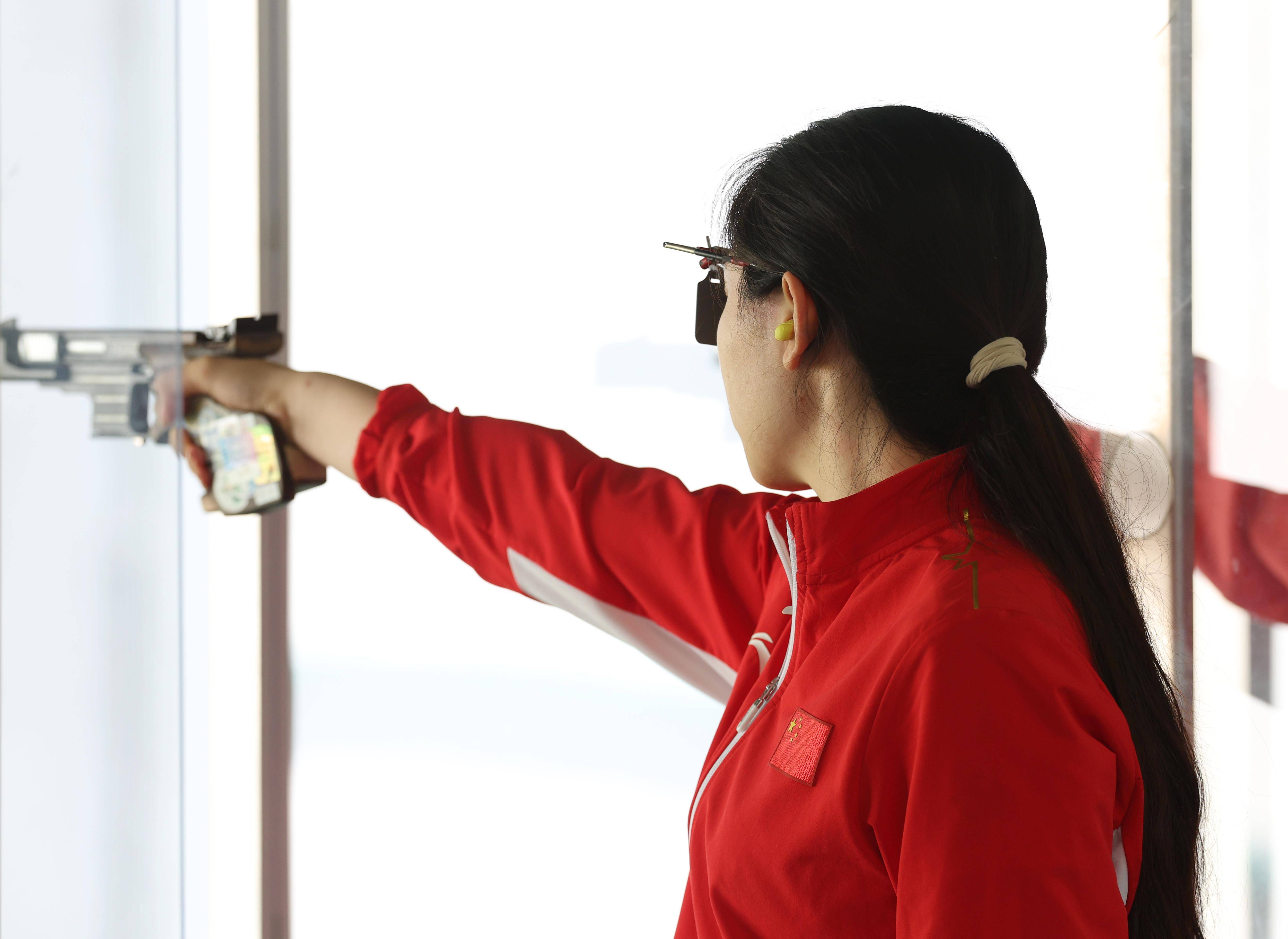 瑞士选手在射击比赛中力挫群雄 瑞士选手在射击比赛中力挫群雄