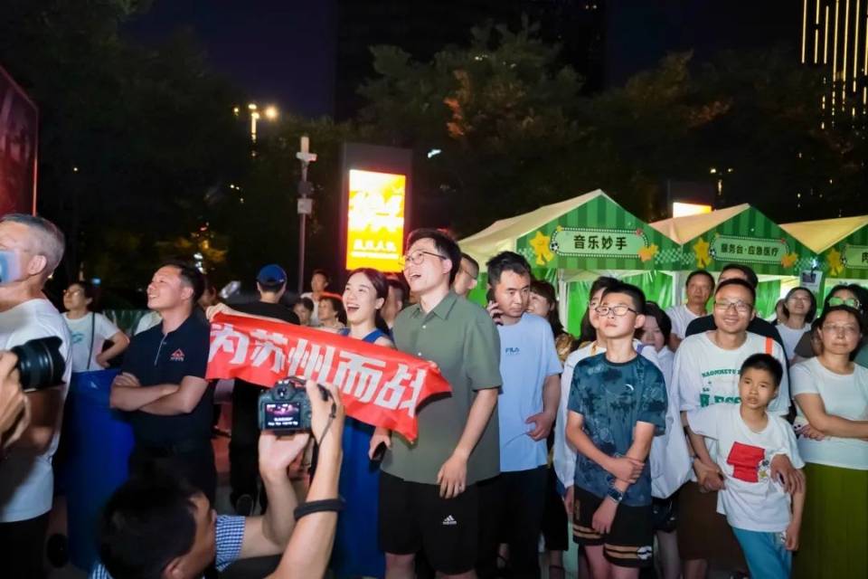 足球赛事现场气氛热烈,球迷互动频频 足球赛事现场气氛热烈,球迷互动频频