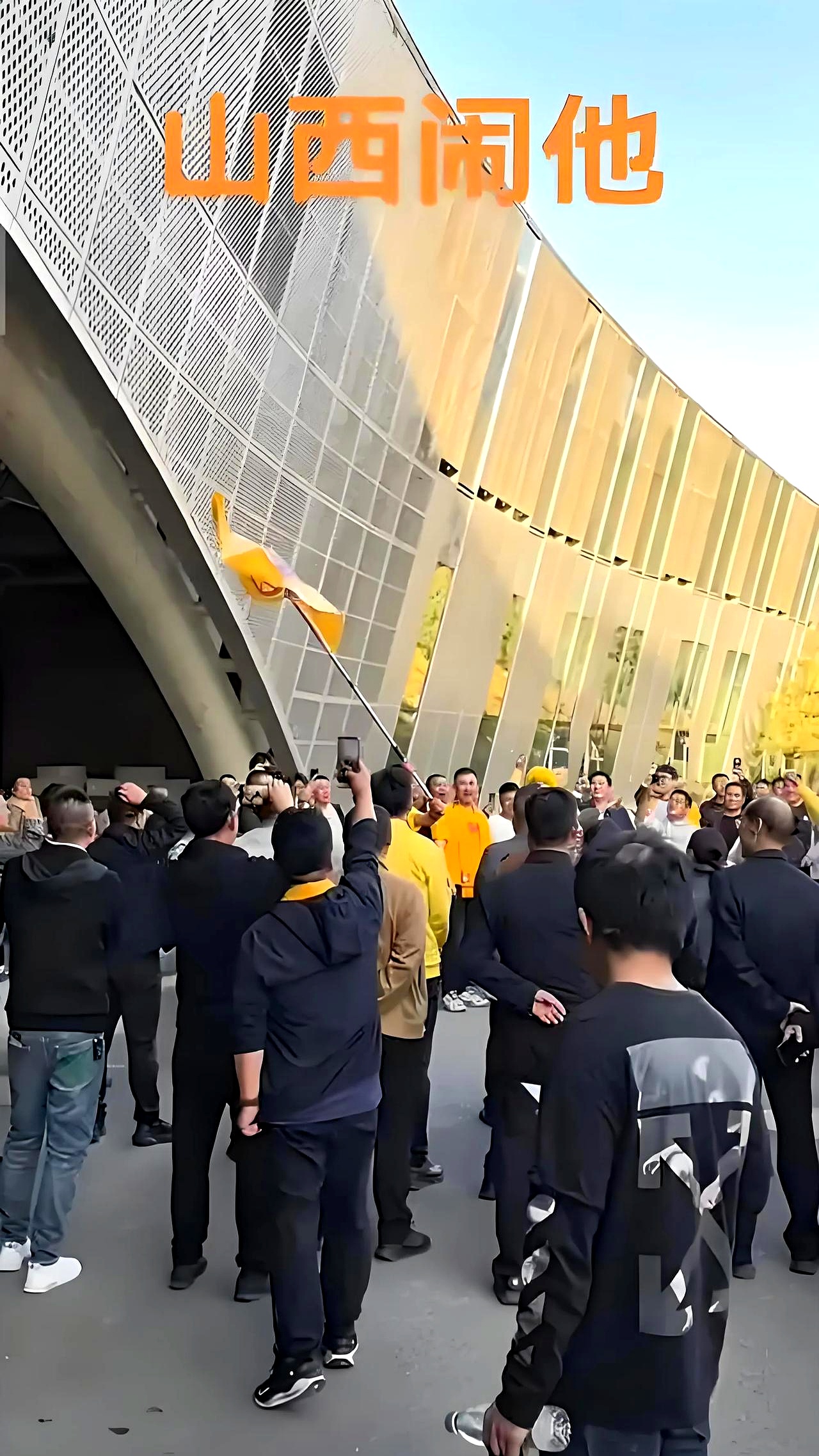 部分球迷遭遇暴力袭击,引发争论 部分球迷遭遇暴力袭击,引发争论