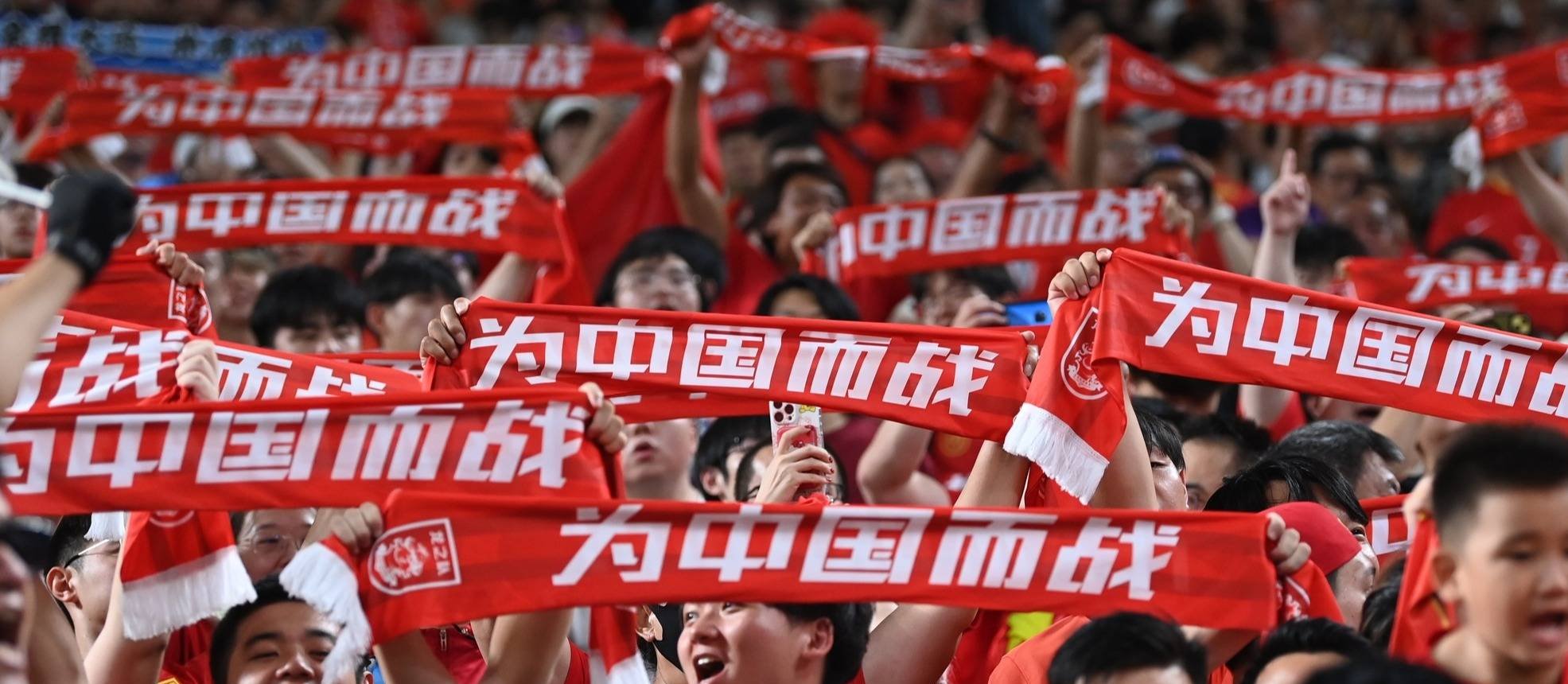 热血足球场,比赛精彩纷呈,球迷欢呼雀跃的简单介绍 热血足球场,比赛精彩纷呈,球迷欢呼雀跃的简单介绍