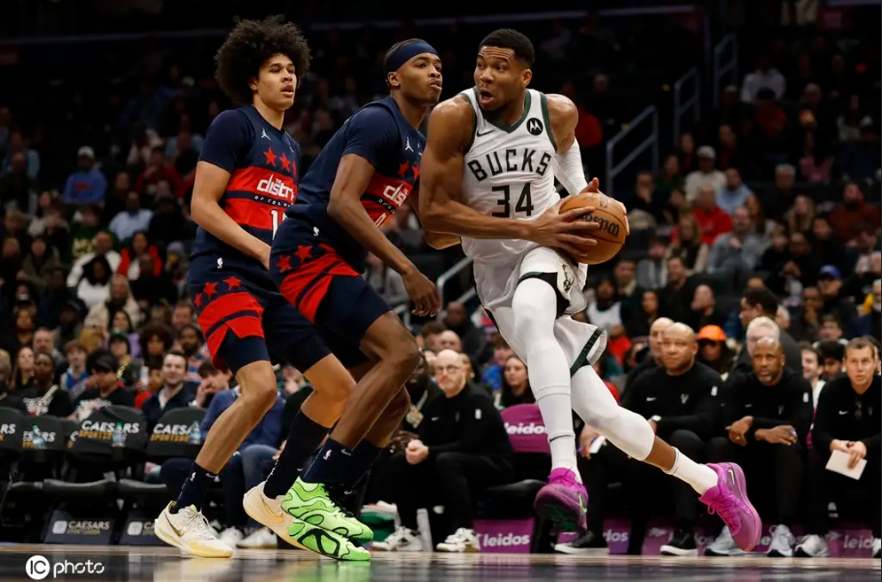 雷火电竞亚洲先驱-雄鹿队险胜爵士队，取得五连胜