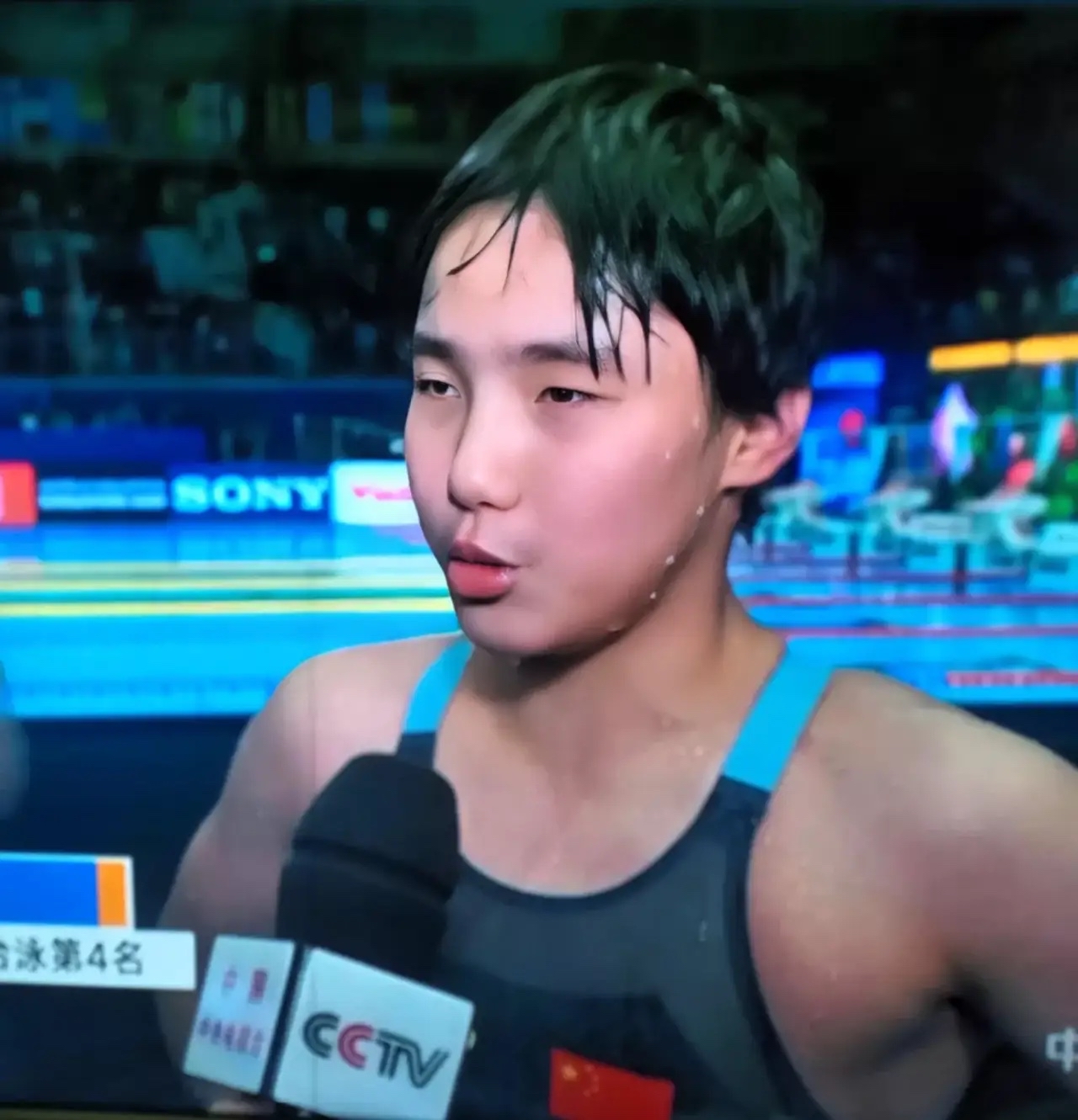 加拿大选手在游泳比赛中取得第一名 加拿大选手在游泳比赛中取得第一名