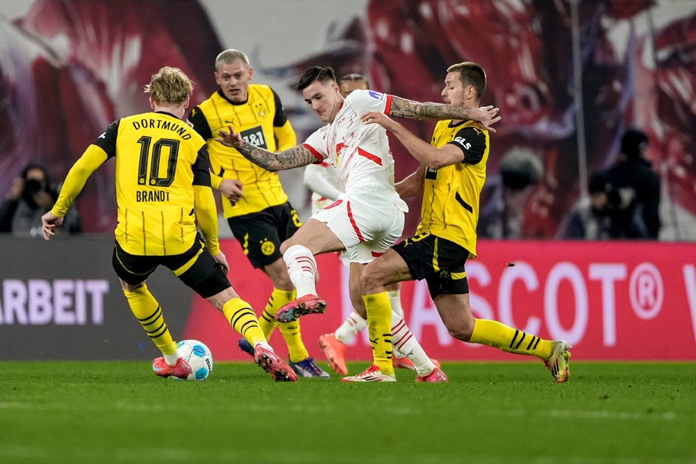 雷火电竞官网-关于多特蒙德遭遇两连败，困境不断加重的信息