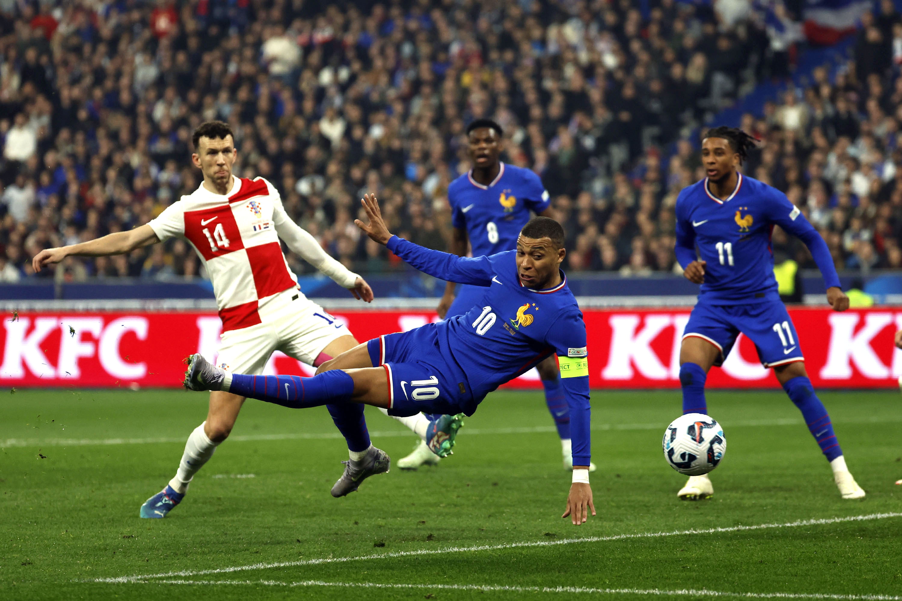 雷火电竞-足球强队鏖战欧洲，实力强大取胜