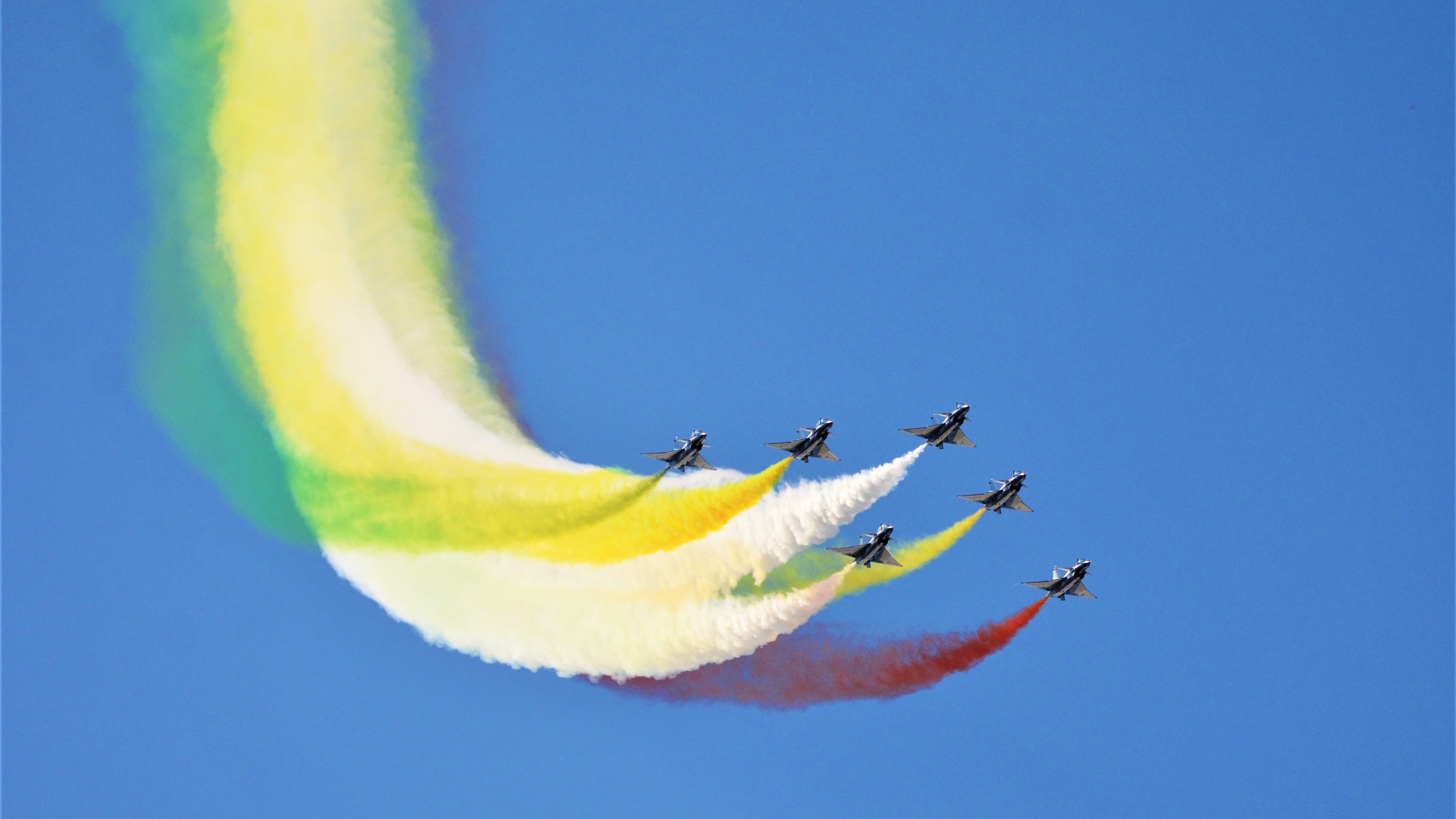 等待维尼修斯，那片泥泞战场上，唯一未放弃奔跑的人